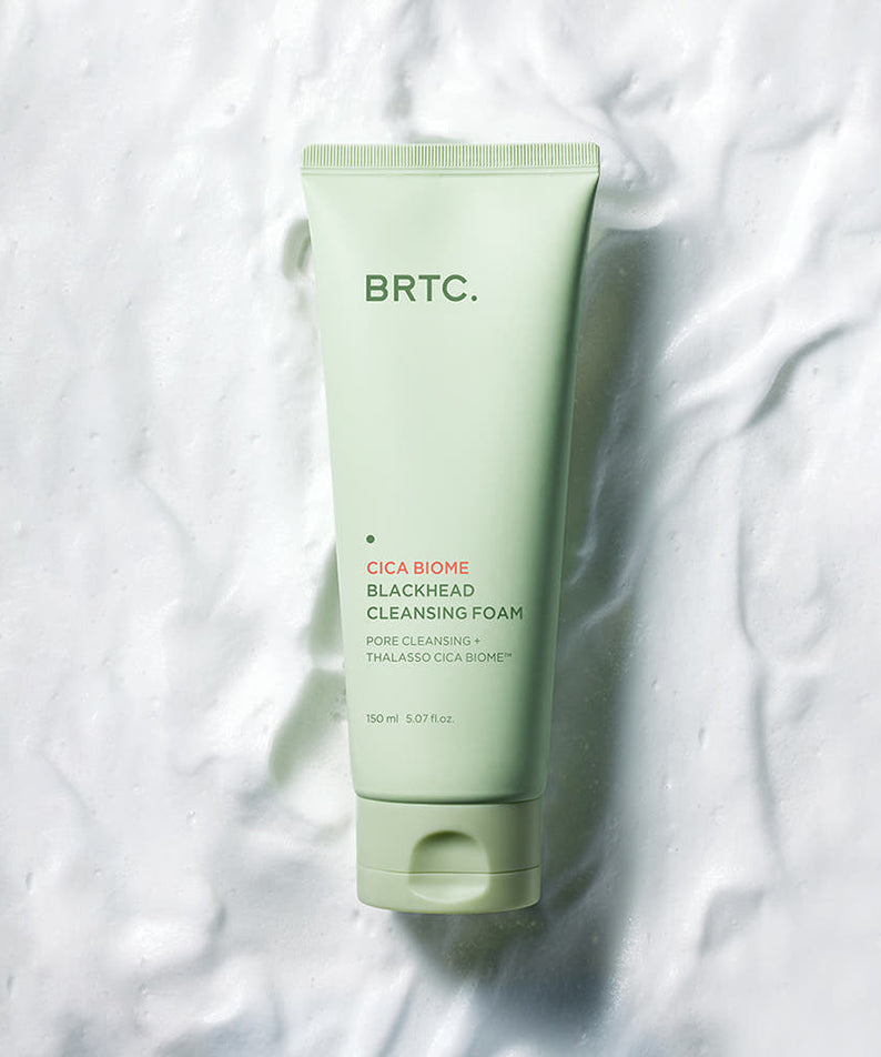BRTC Cica Biome Blackhead Cleansing Foam 150ml de BRTC, tube vert sur fond blanc froissé (contexte visuel produit).