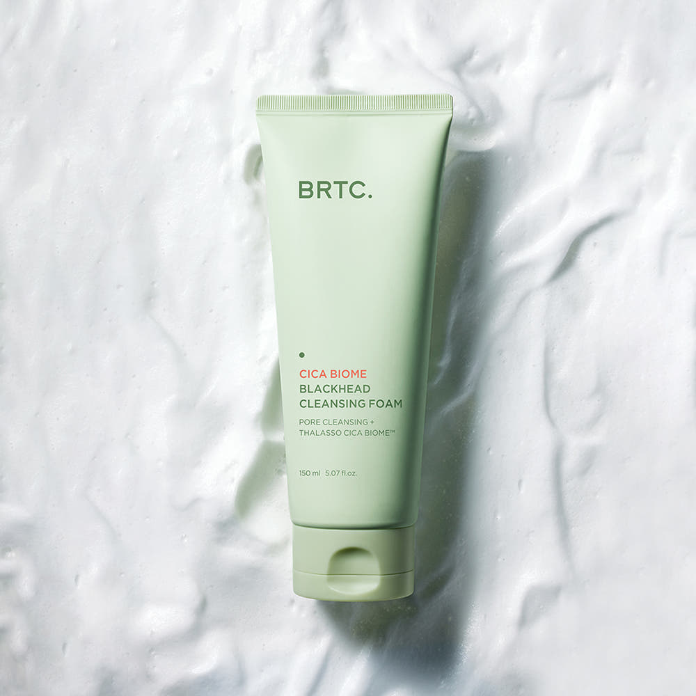 BRTC Cica Biome Blackhead Cleansing Foam 150ml de BRTC, tube vert sur fond blanc froissé (contexte visuel produit).