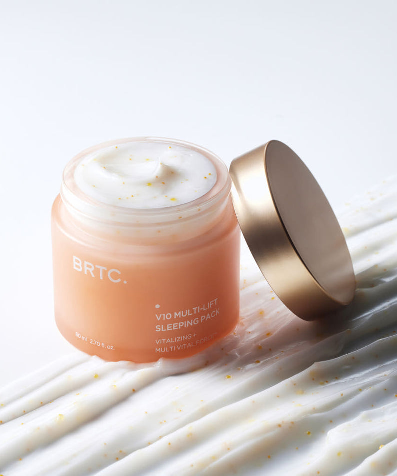 BRTC V10 Multi-Lift Sleeping Pack 80ml de BRTC, pot crème sur fond blanc avec texture onctueuse et reflets dorés.