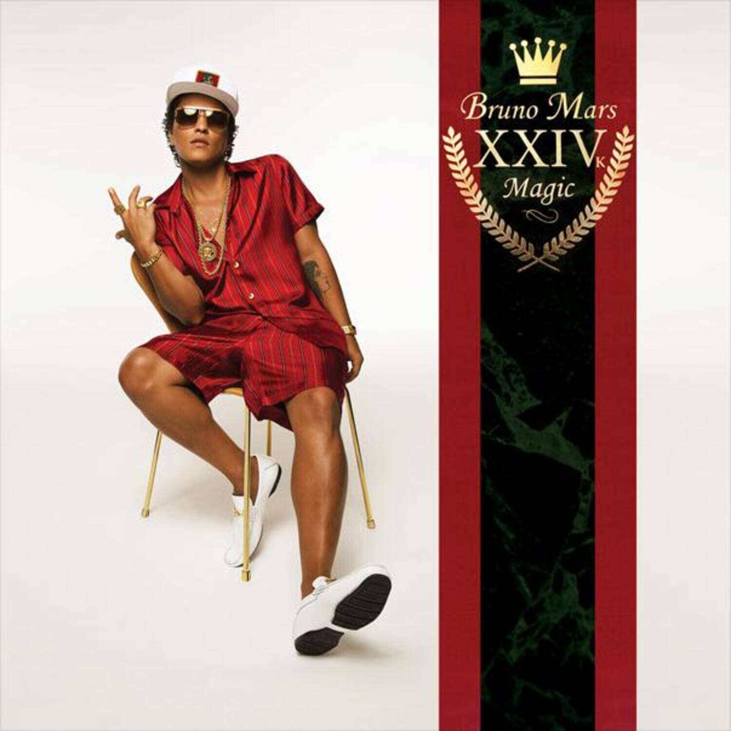 BRUNO MARS - 24K MAGIC - Album Kpop : pochette du disque avec Bruno Mars assis, branding noir et couronne rouge.