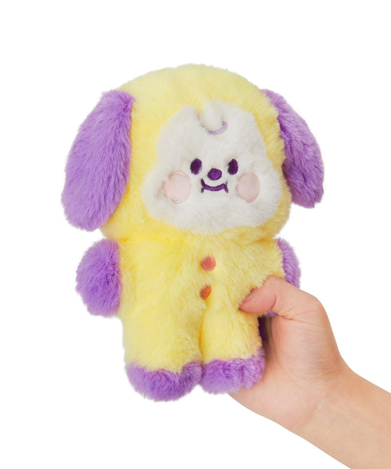 BT21 BABY CHIMMY FLAT FUR STANDING DOLL PURPLE HEART EDITION peluche CHIMMY Jimin BTS, vue de face, main tenant, fond clair.