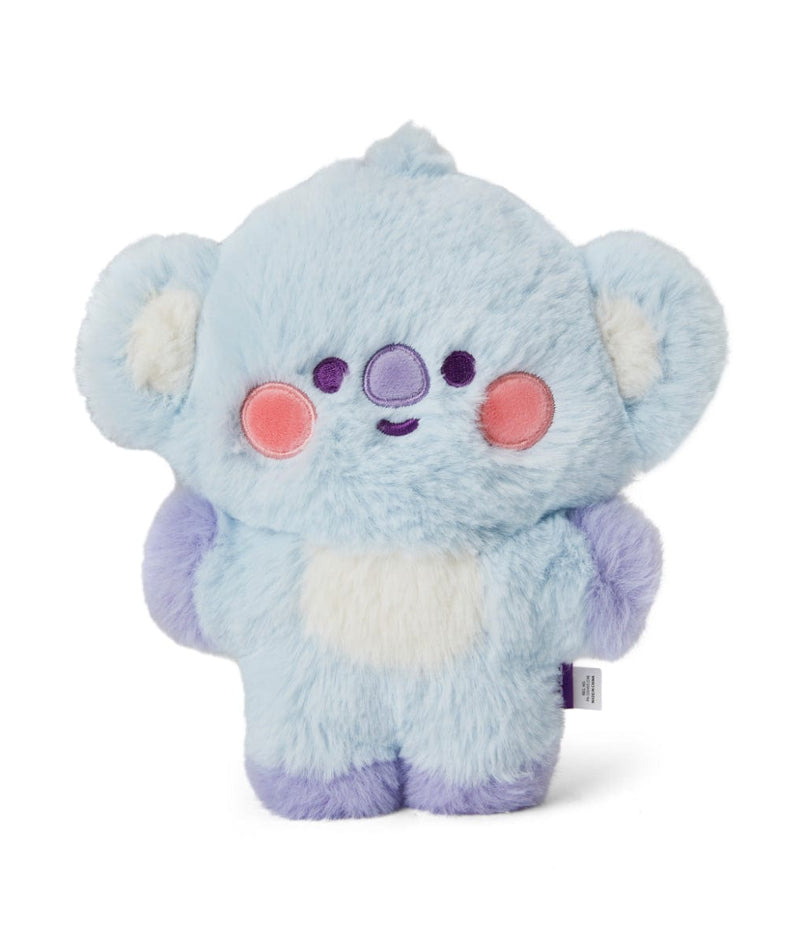 BT21 BABY KOYA FLAT FUR STANDING DOLL PURPLE HEART EDITION : peluche koala bleu, décor chambre, fond blanc.