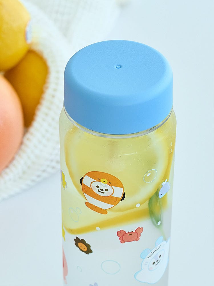 BT21 BABY PLASTIC BOTTLE WITH LID OCEAN FRIENDS, bouteille bébé officielle avec lid bleu, design kawaii sur fond pastel