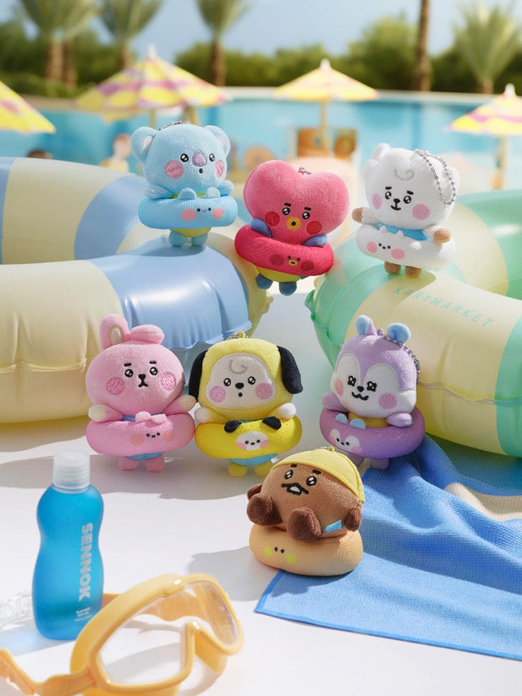 BT21 BABY PLUSH KEYRING SPLASH EDITION sur une aire de jeux aquatiques, personnages BT21 LINE FRIENDS, style K-pop coloré.