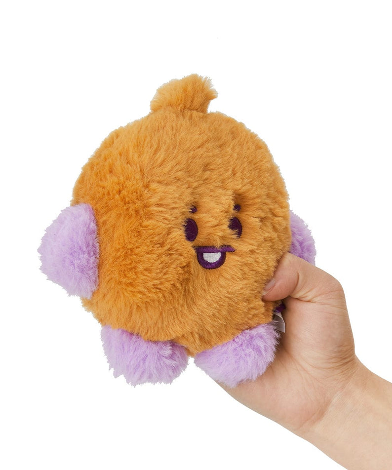 BT21 BABY SHOOKY FLAT FUR STANDING DOLL PURPLE HEART EDITION, peluche violette, main tenant le personnage sur fond blanc.