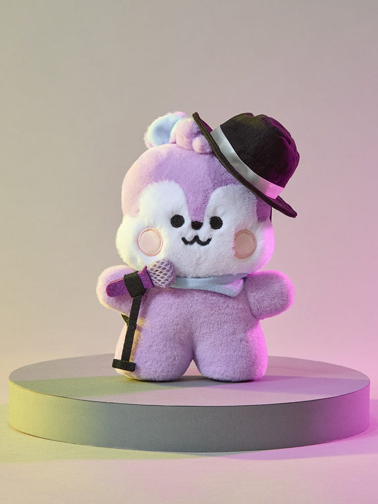 BT21 Born to Dance Closet Accessory Set (Stage) : peluche personnage BT21 violet avec chapeau et accessoires, décorée sur socle.