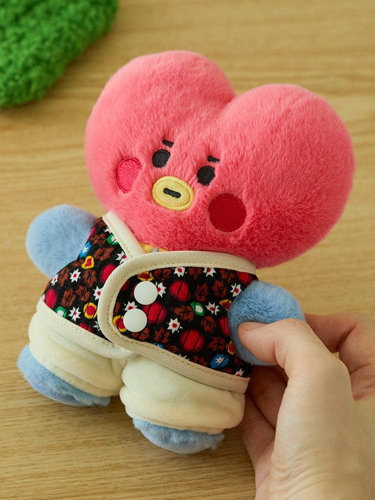 BT21 CAMPFIRE CLOSET - GRANNY VEST SET, peluche BT21 rose tenant une main, décor chambre sur fond bois