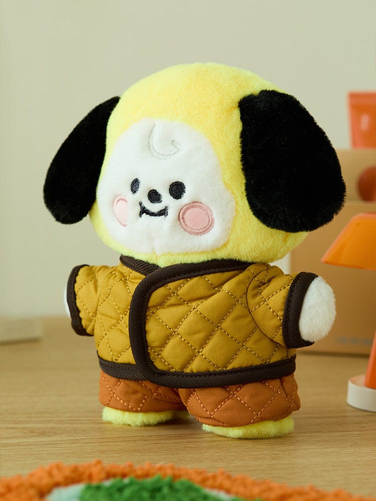 BT21 CAMPFIRE CLOSET - QUILTED JACKET, peluche jaune en veste matelassée BT21 de LINE FRIENDS en chambre décorée.