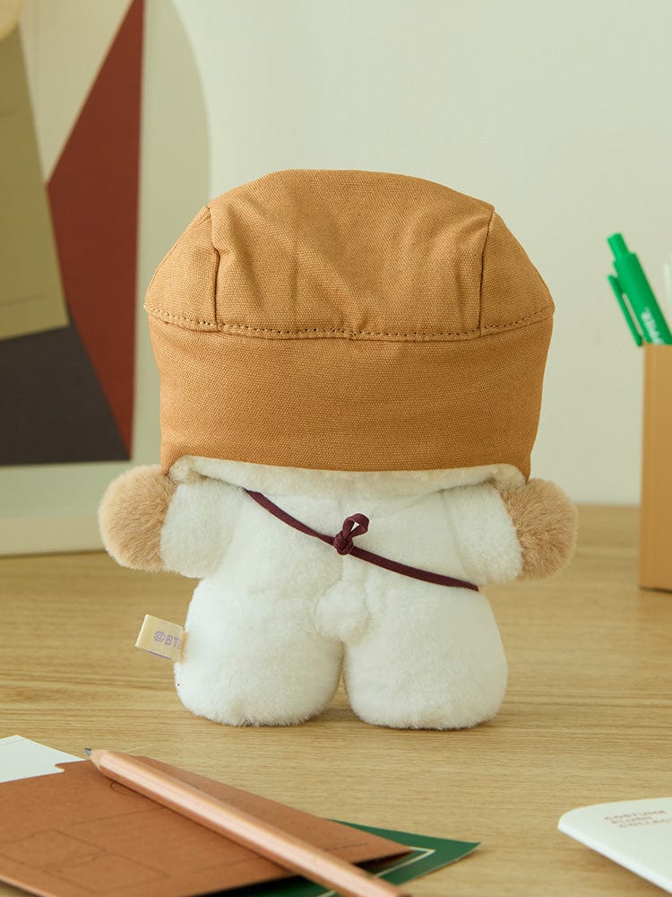 BT21 CAMPFIRE CLOSET - WINTER HAT, peluche hiver BT21 par LINE FRIENDS, chapeau beige sur table en bois.