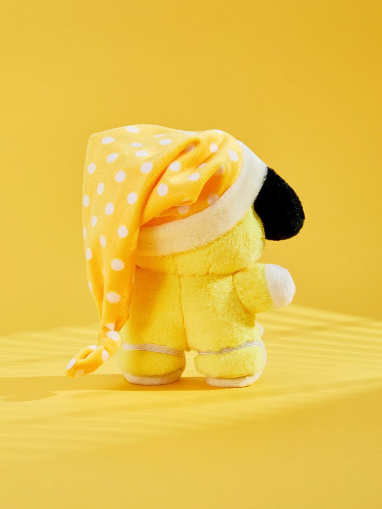 BT21 CHILL BREAK PLUSH CLOSET - HOMEWEAR, peluche Chimey/BT21 en jaune, posée sur fond jaune, déco chambre LINE FRIENDS