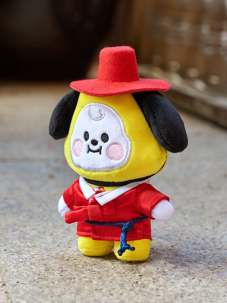 BT21 CHIMMY BABY PLUSH DOLL K-EDITION 2 : peluche officielle CHIMMY en costume rouge, chiot mignon, décor chambre.
