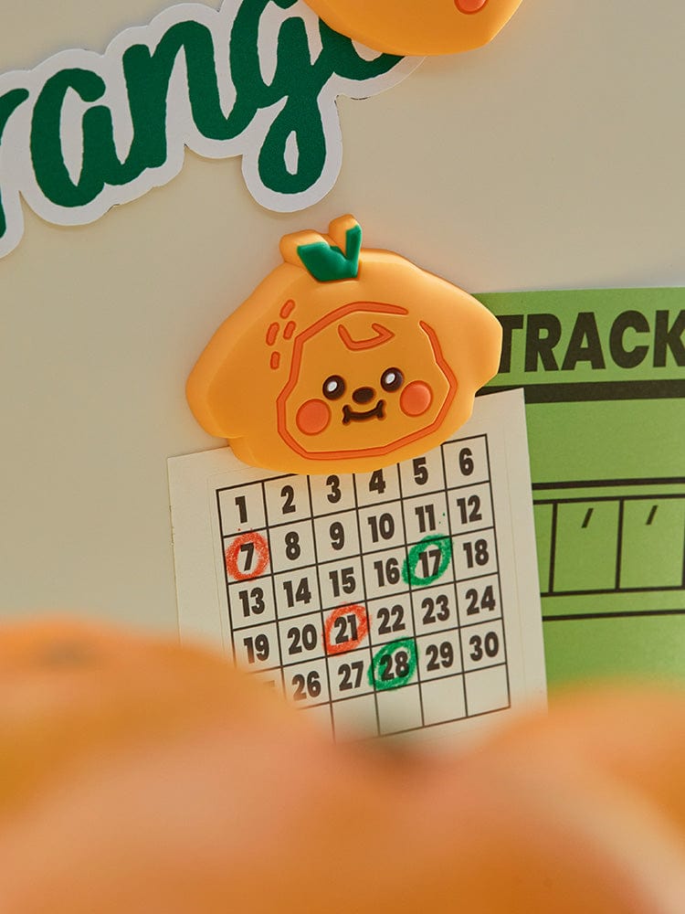 BT21 CHIMMY BABY SILICONE MAGNET ORANGE PARTY, aimant silicone orange à l’effigie de CHIMMY, fond papeterie scolaire LINE FRIENDS