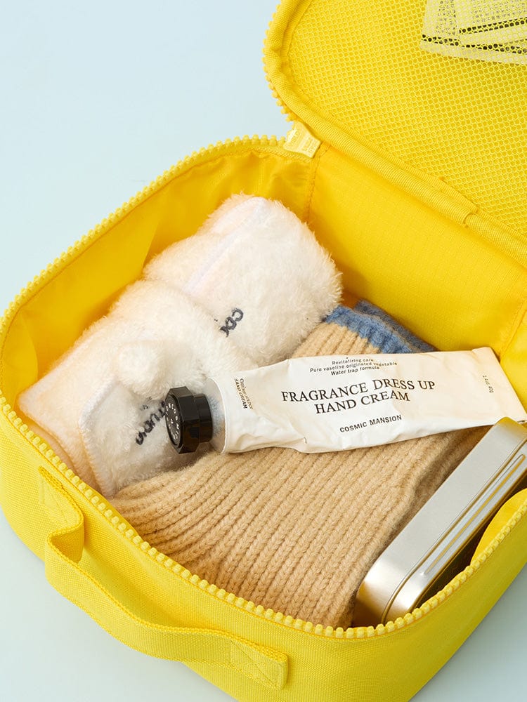 BT21 CHIMMY BASIC MULTI POUCH (M) de LINE FRIENDS : pochette jaune ouverte avec accessoires, style kawaii, vue intérieure.
