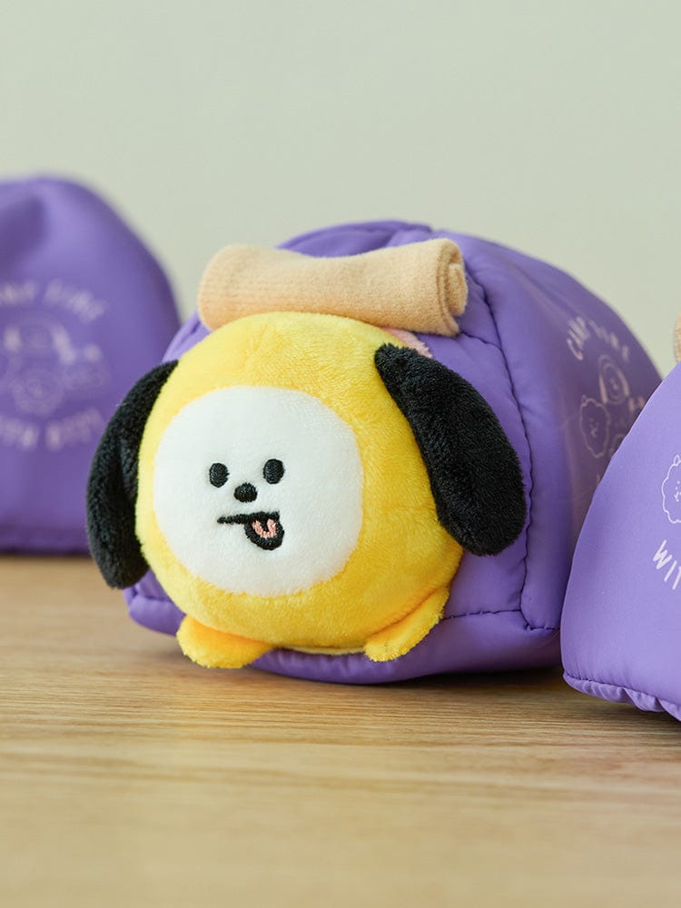 BT21 CHIMMY DOLL CAMPFIRE, peluche officielle LINE FRIENDS CHIMMY sur lit, ambiance campfire, décor chambre
