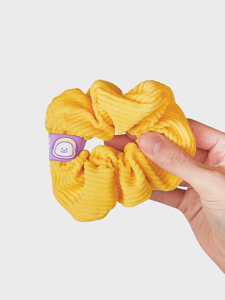BT21 CHIMMY HAIR SCRUNCHIE NEW BASIC EDITION : scrunchie jaune kawaii CHIMMY en main, look beauté, LINE FRIENDS.