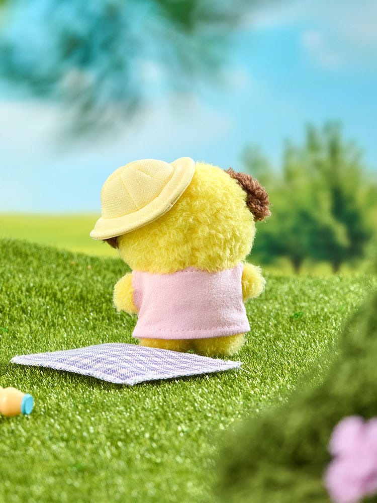 BT21 CHIMMY mini minini PLUSH PICNIC MATE : peluche CHIMMY sur une couverture, décor extérieur vert, style pique-nique