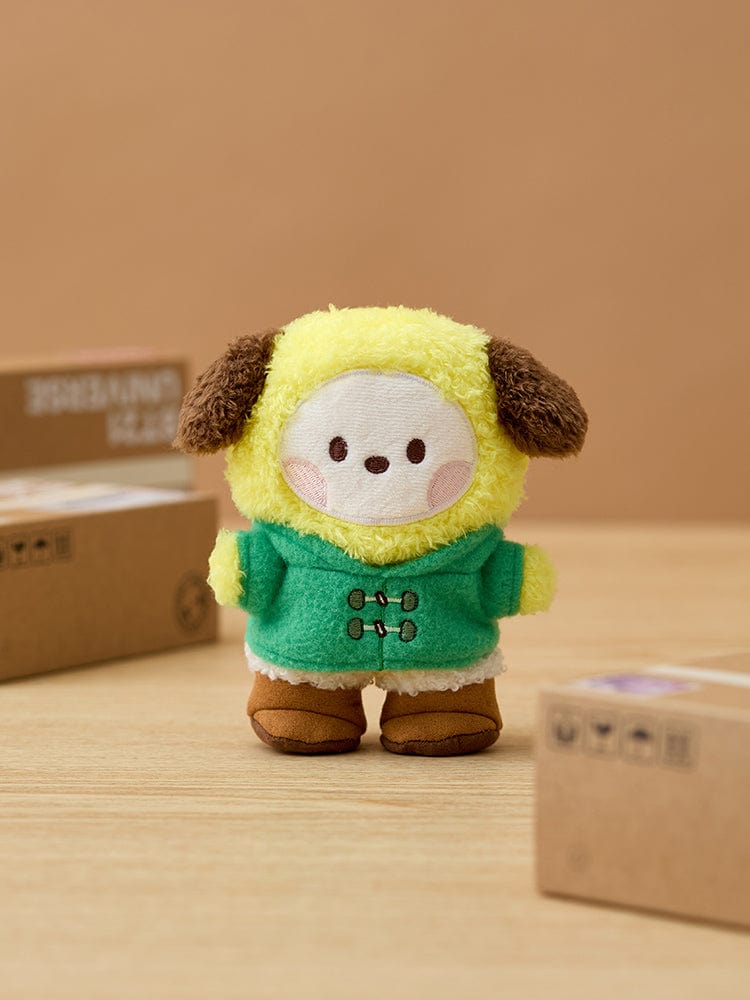 BT21 CHIMMY minini DOLL BOOTS EDITION : peluche CHIMMY en tenue verte, posée sur cartons kraft, style chambre/ cadeau.