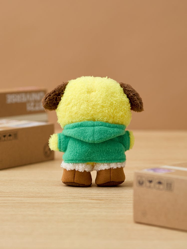 BT21 CHIMMY minini DOLL BOOTS EDITION, peluche CHIMMY Jimin BTS, sur fond de boîtes carton, chambre déco