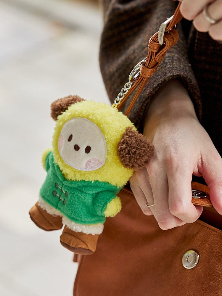 BT21 CHIMMY minini DOLL KEYRING BOOTS EDITION : porte-clés CHIMMY miniini aux bottes sur un sac, main tenant, style K-pop