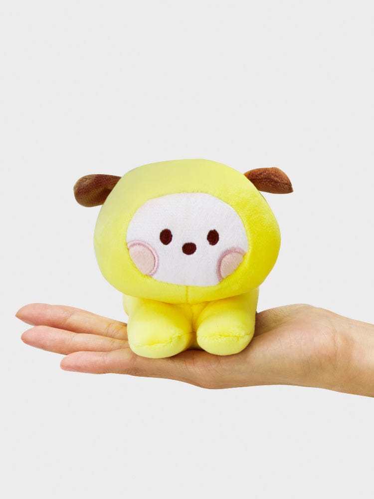 BT21 CHIMMY minini LYING DOLL, peluche Jimin BTS jaune, chiot allongé sur main, fond clair