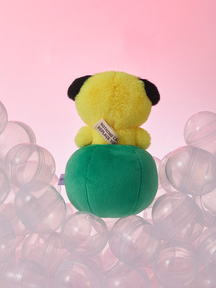 BT21 CHIMMY minini PLUSH LUCKY GATCHA : peluche CHIMMY rose/jaune sur fond rose, entourée de figurines transparentes.