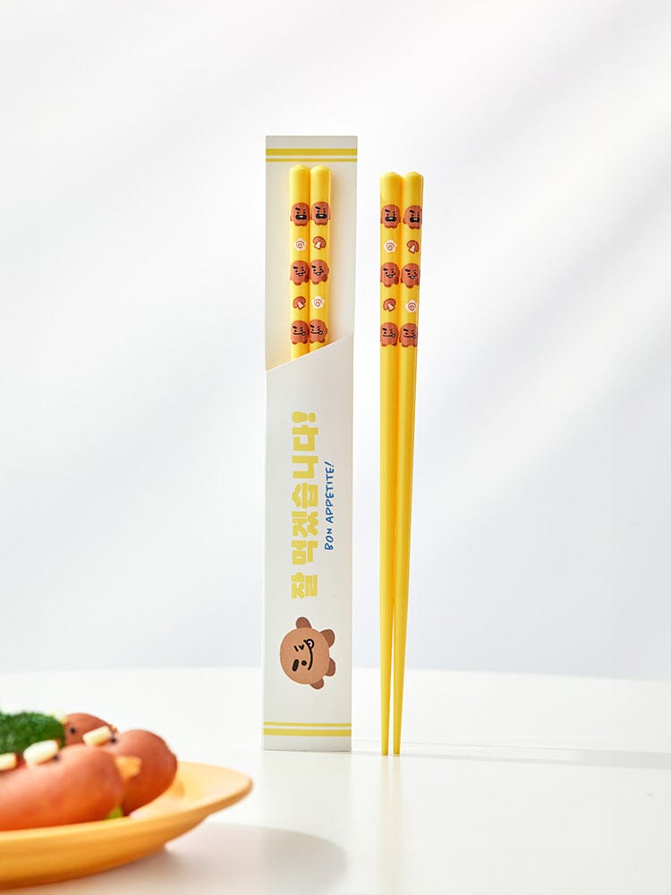 BT21 CHOPSTICKS SOUVENIR LINE FRIENDS : baguettes jaunes à motifs CHIMMY, en coffret, sur table blanche kawaii