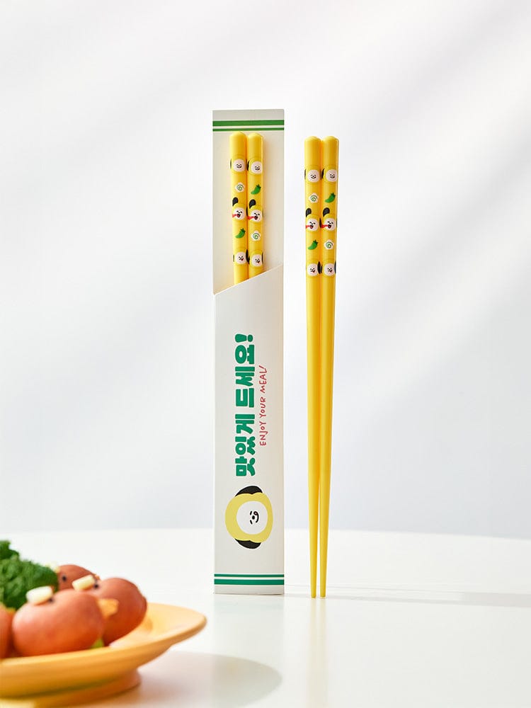 BT21 CHOPSTICKS SOUVENIR LINE FRIENDS : baguettes jaunes décorées, emballage officiel, ambiance kawaii sur table.