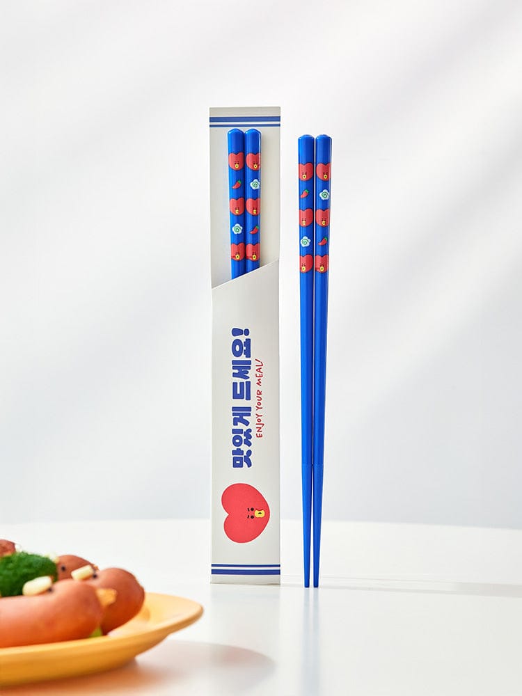 BT21 CHOPSTICKS SOUVENIR LINE FRIENDS : baguettes kawaii BTS, en boîte, sur fond clair avec nourriture à côté.