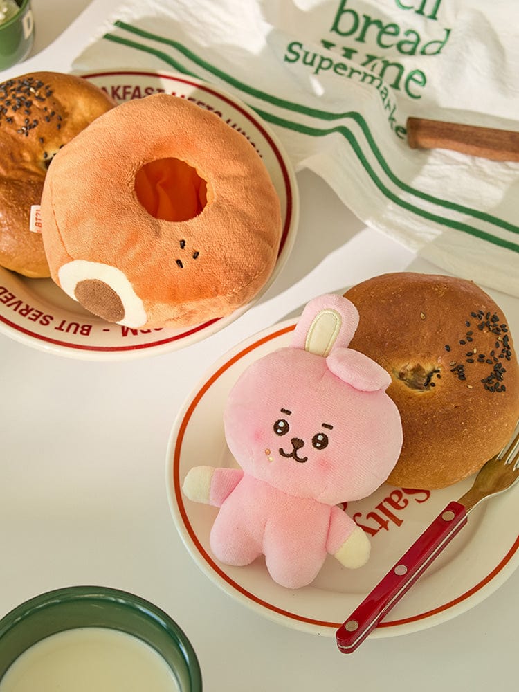 BT21 COOKY BABY COSTUME PLUSH DOLL BAKERY SHOP : peluche bébé COOKY en déguisement boulanger sur plateau pâtisserie.