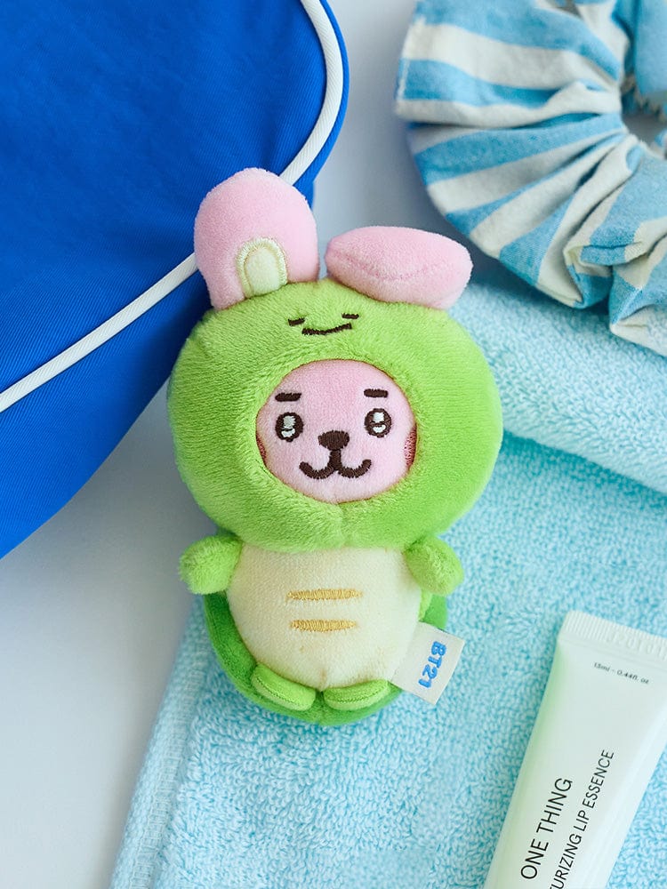 BT21 COOKY BABY MINI DOLL OCEAN FRIENDS : mini peluche officielle LINE, COOKY lapin musclé, sur serviette bleu océan.