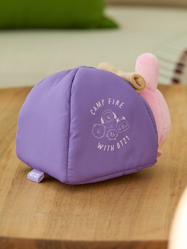BT21 COOKY DOLL CAMPFIRE, peluche COOKY LINE FRIENDS en forme de tente campfire, sur table, ambiance chambre.