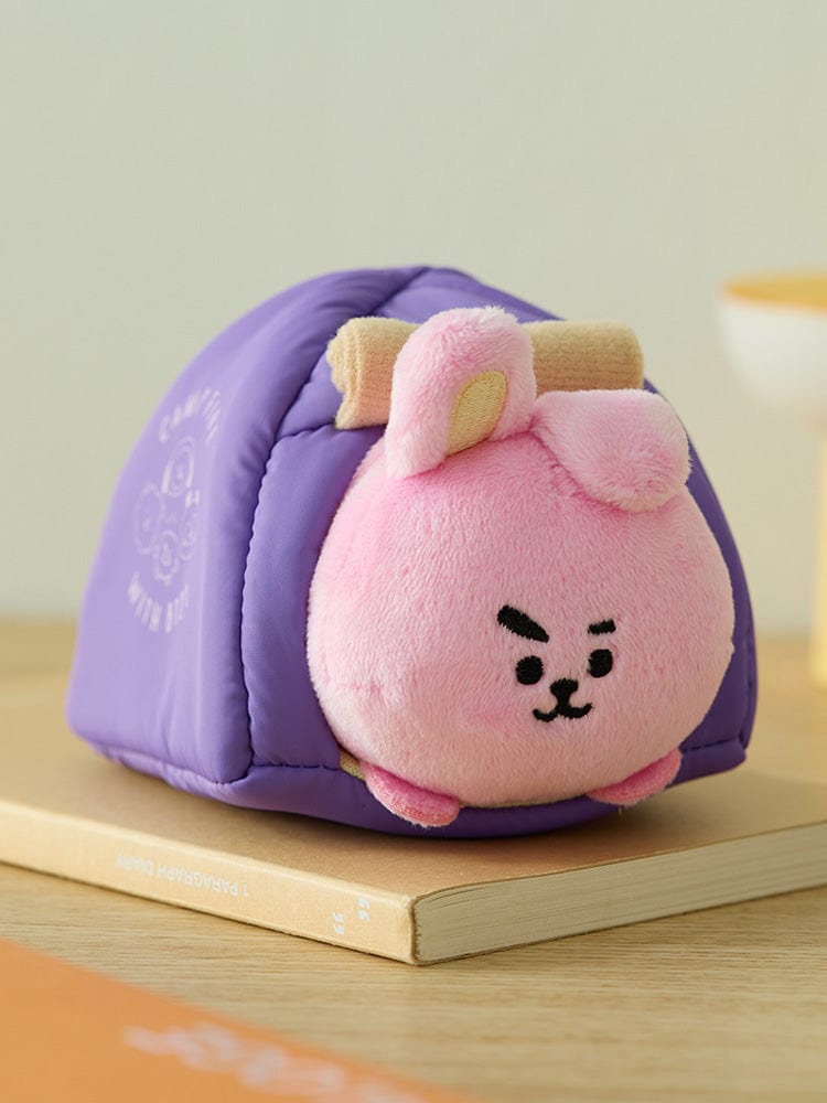 BT21 COOKY DOLL CAMPFIRE peluche COOKY LINE FRIENDS, lapin violet au look campfire sur livre, décor chambre