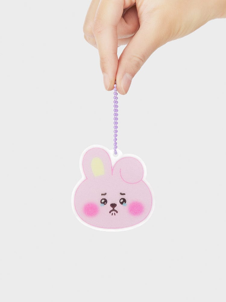 BT21 COOKY NEWBORN BABY LENTICULAR 3D KEYRING : porte-clés COOKY rose, main tenant la chaînette, fond clair LINE FRIENDS