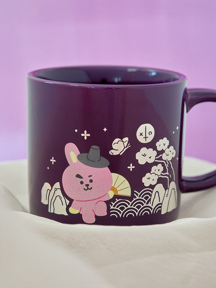 BT21 COOKY Premium K Edition Mother-of-pearl Graphic Mug (320ml) LINE FRIENDS : mug violet avec COOKY lapin musclé, fond mauve.