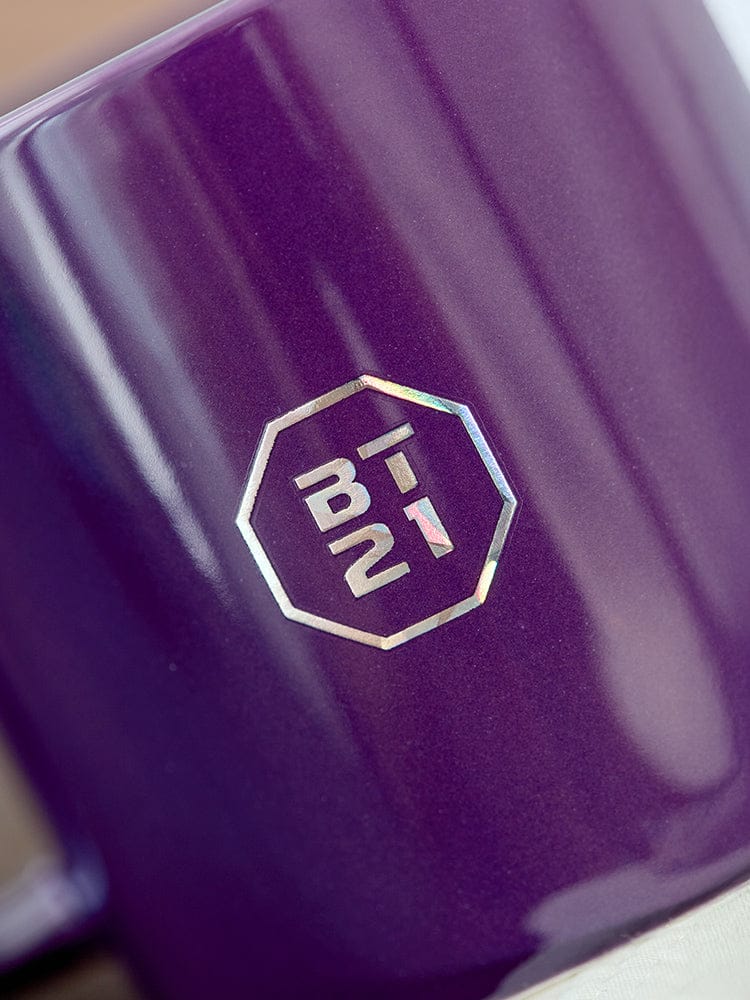 BT21 COOKY Premium K Edition Mother-of-pearl Graphic Mug (320ml) LINE FRIENDS, gros plan logo violet sur la tasse kawaii
