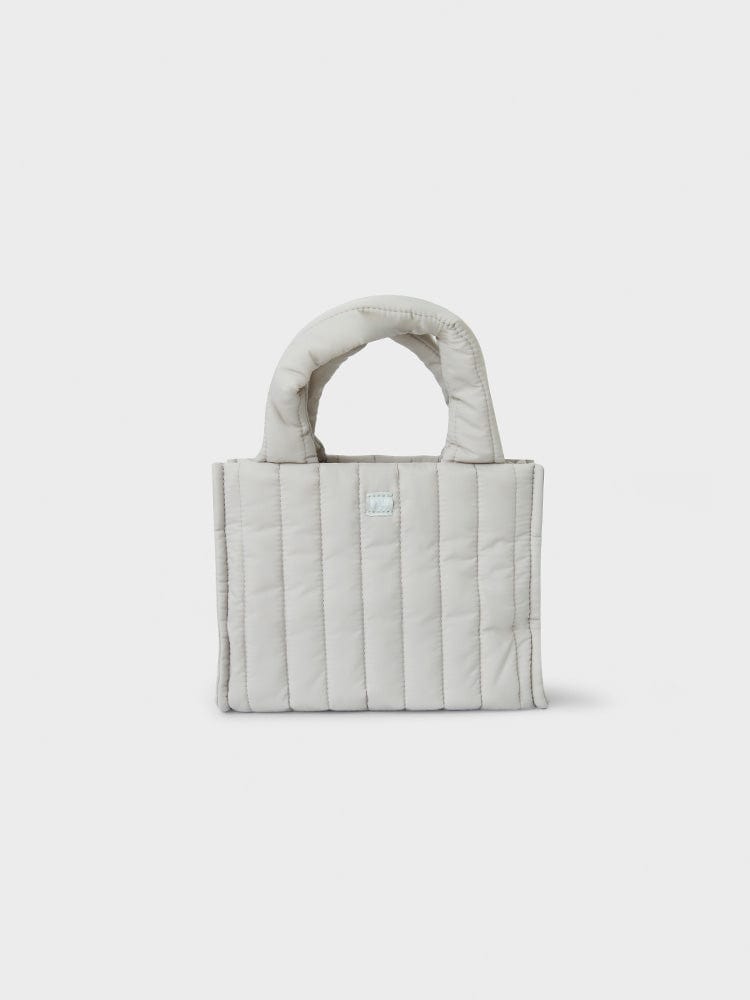 BT21 COOKY QUILTED BAG WITH FACE PLUSH BADGE WINTER EDITION, sac quilt gris avec anse, visuel studio sur fond clair LINE FRIENDS