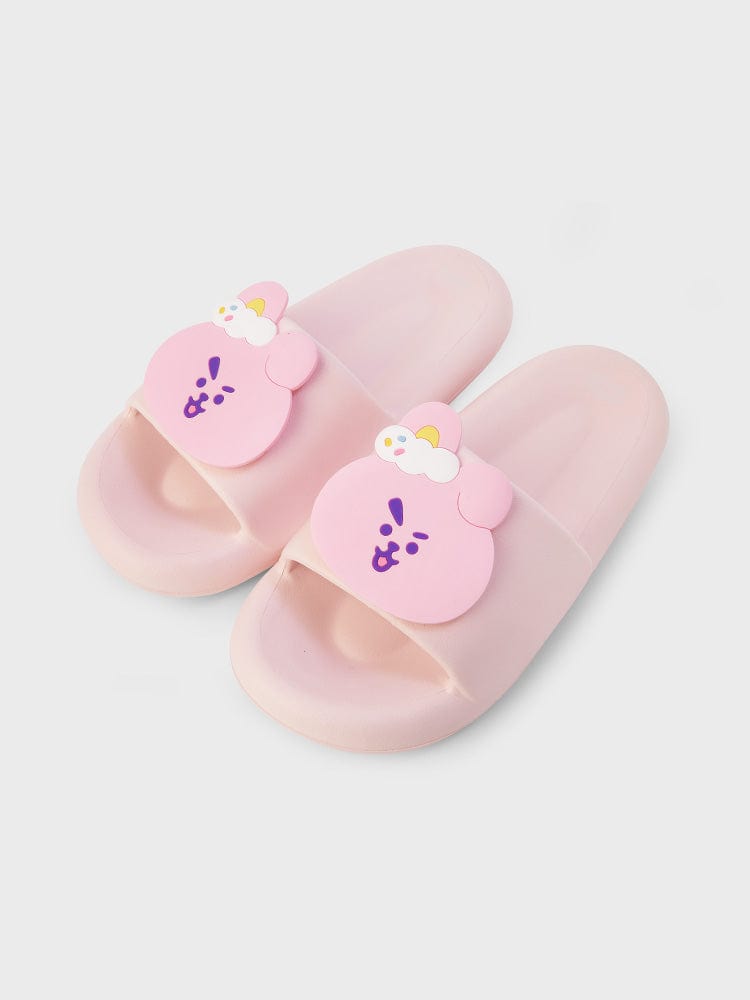 BT21 COOKY SLIPPERS ON THE CLOUD EDITION, slippers roses COOKY (LINE FRIENDS) sur fond clair, ambiance kawaii.