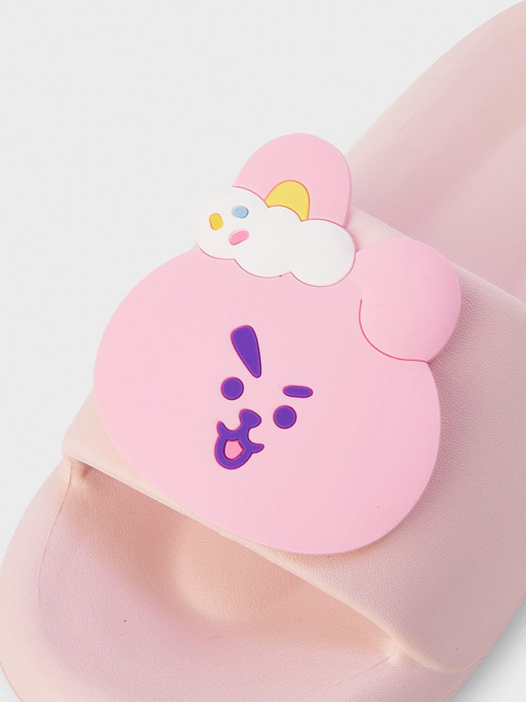 BT21 COOKY SLIPPERS ON THE CLOUD EDITION : chaussons kawaii LINE FRIENDS, COOKY sur nuage rose, vue rapprochée.