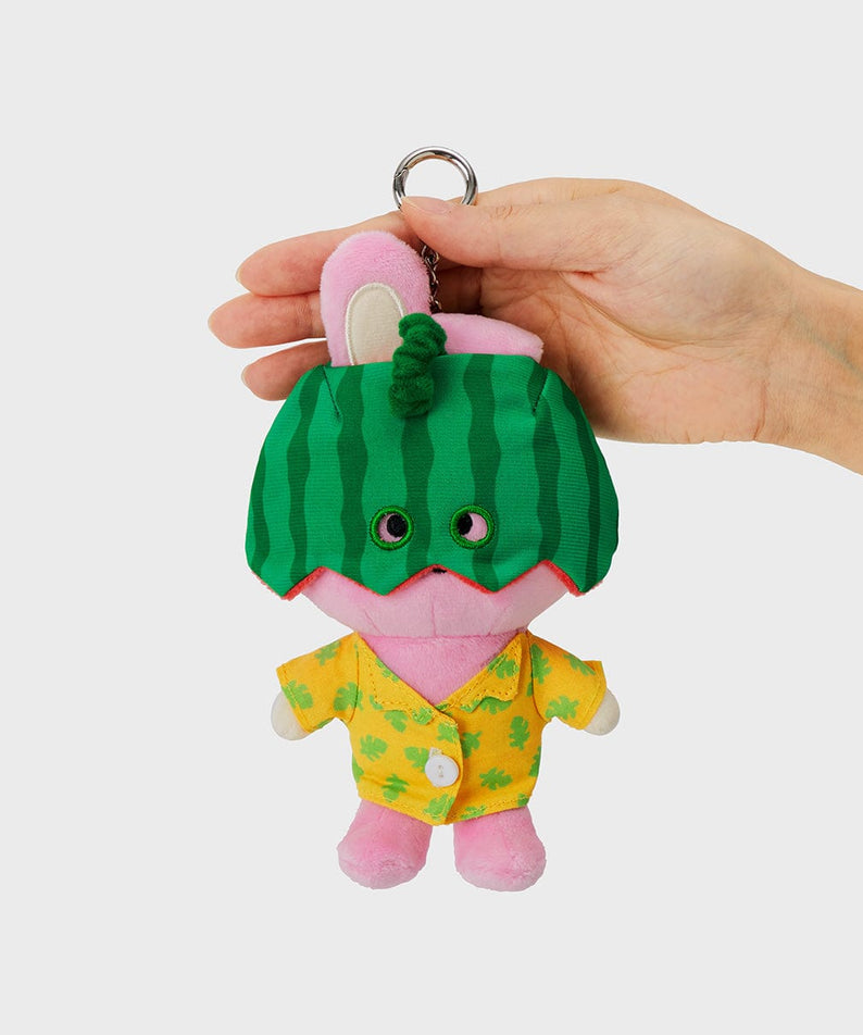 Main tenant le BT21 COOKY SUMMER LANE BODY BAG CHARM de LINE FRIENDS, porte-clés COOKY lapin musclé K-pop.