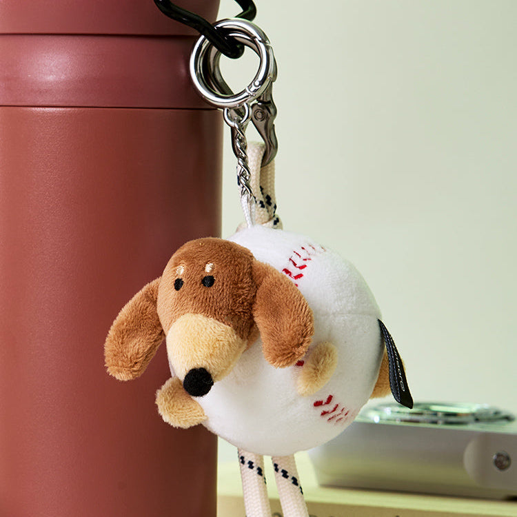 BT21  Jo Gu-man Baseball Doll Keychain, peluche à l’aspect balle sur porte-clés, couleur rose et fond blanc.