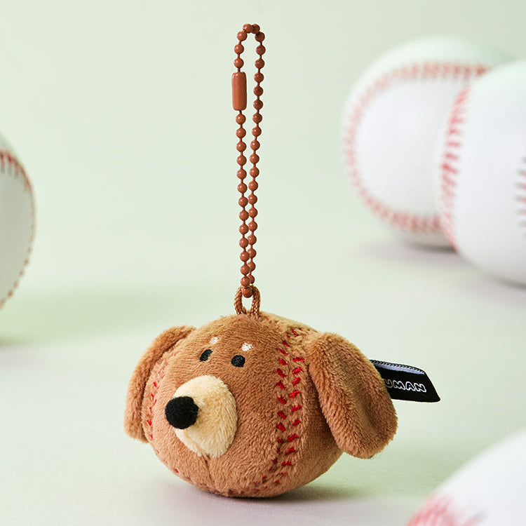 Décris l'image en français: BT21  Jo Gu-man Woody Baseball Baseball Doll Keychain, figurine porte-clés entre balles, marque BT21.