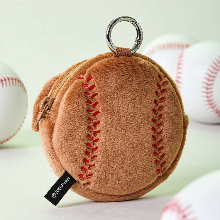 BT21  Joguman Woody Baseball Mini Pouch de la marque BT21 : mini porte-clés en peluche au baseball, fond vert.