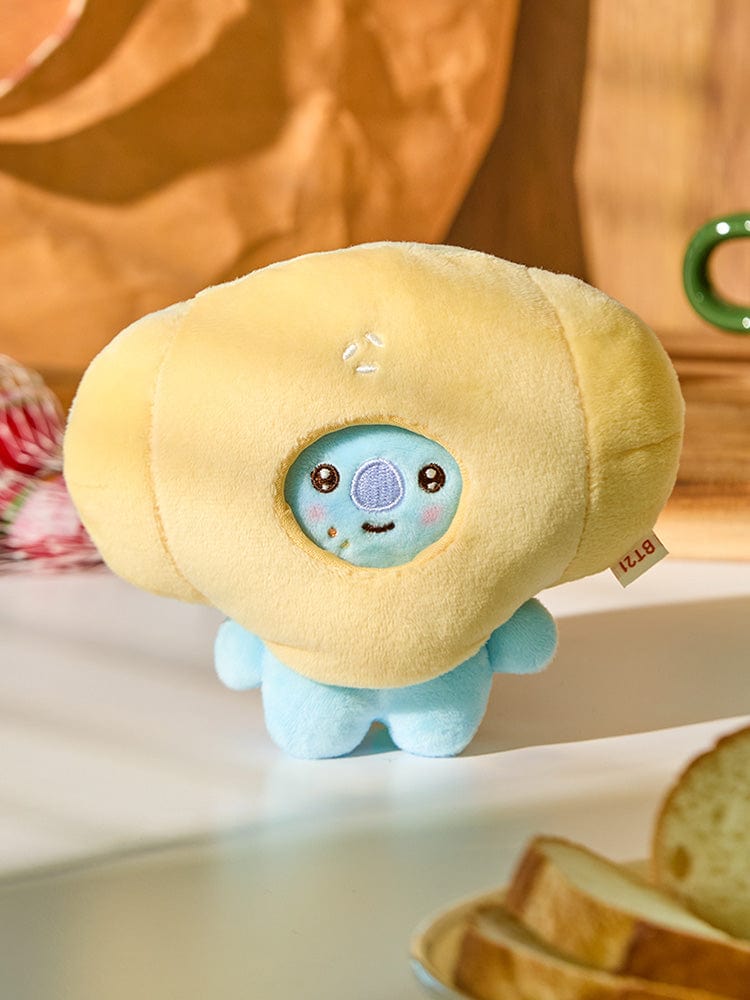 BT21 KOYA BABY COSTUME PLUSH DOLL BAKERY SHOP : peluche KOYA koala en costume pâtisserie sur décor boulangerie.