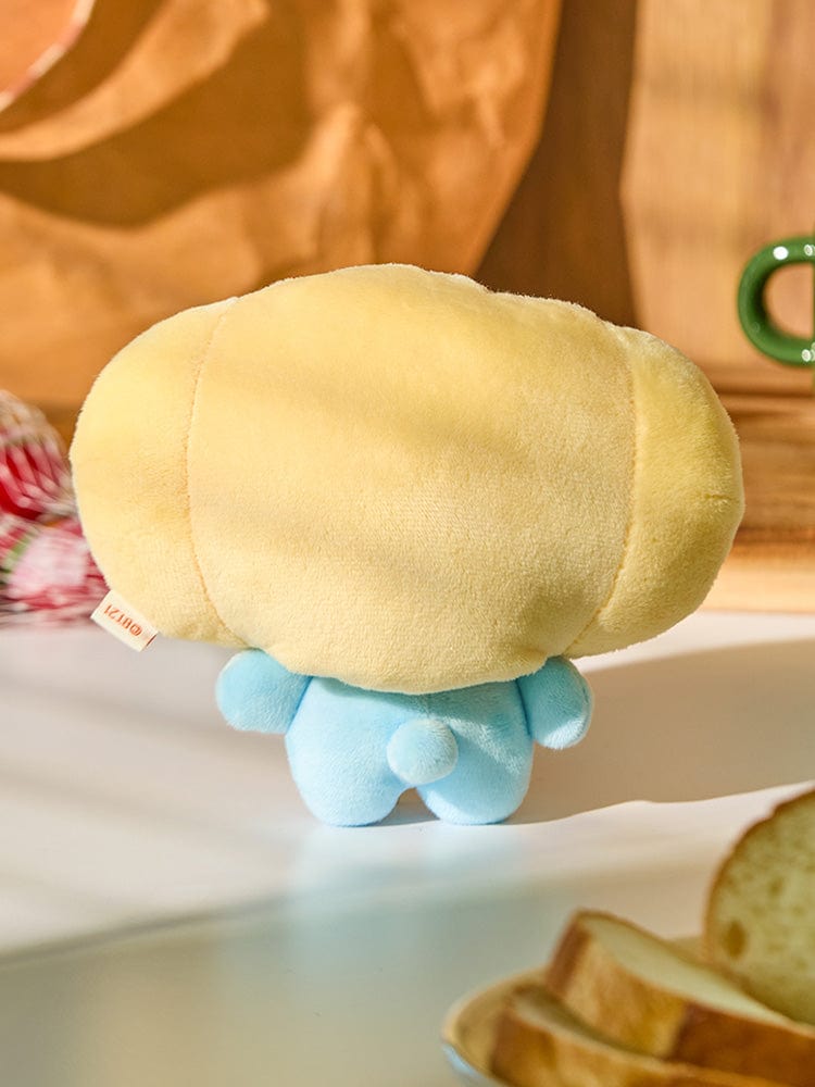 BT21 KOYA BABY COSTUME PLUSH DOLL BAKERY SHOP : peluche KOYA koala en costume boulanger, sur décor pâtisserie, officielle BT21.