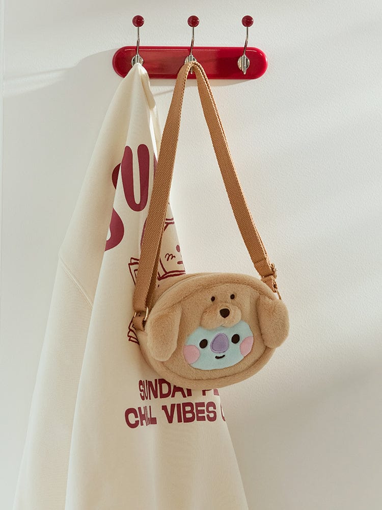 BT21 KOYA BABY CROSSBODY BAG FLUFFY, sac bandoulière koala KOYA sur cintre, design LINE FRIENDS, en intérieur blanc.