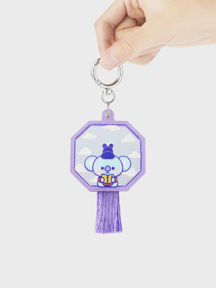 BT21 KOYA BABY MIRROR KEYRING K-EDITION ver.2 : porte-clés miroir KOYA bébé koala, main tenant l’accessoire, fond clair