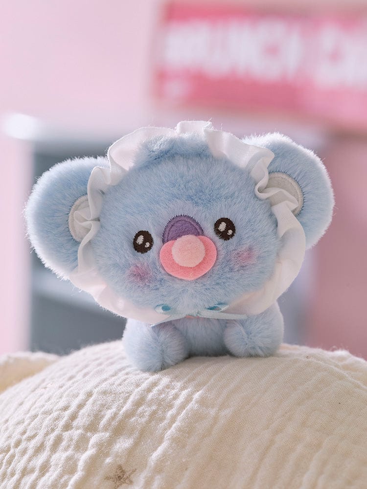 BT21 KOYA BABY PLUSH NEWBORN SEASON 2 : peluche KOYA koala bleu officielle LINE, nounours tout doux sur lit, chambre rose.