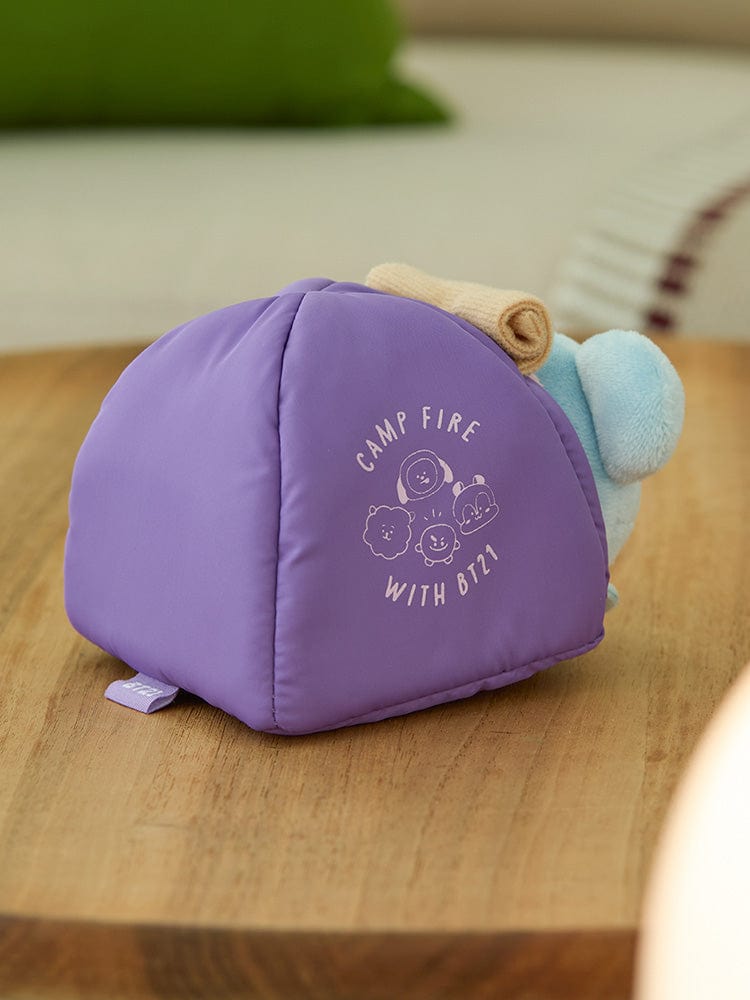 BT21 KOYA DOLL CAMPFIRE, peluche officielle LINE FRIENDS KOYA koala, posée sur table près du lit, ambiance cosy