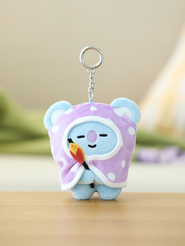 BT21 KOYA DOLL KEYRING CAMPFIRE : porte-clés KOYA en peluche LINE FRIENDS, KOALA près d’un décor campagne