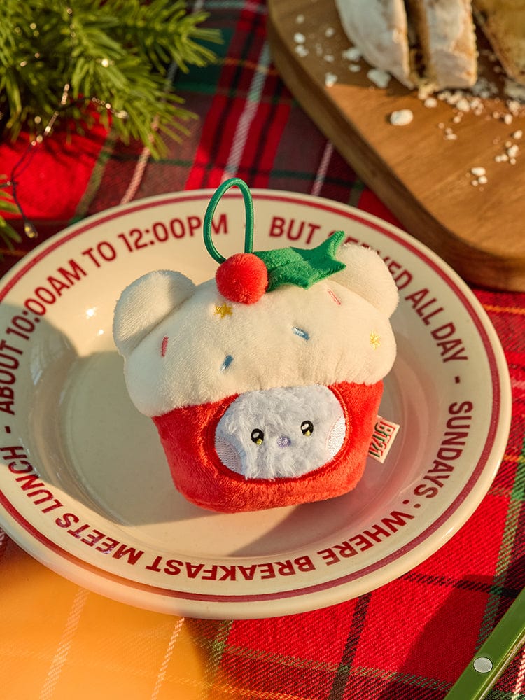 BT21 KOYA mini minini ORNAMENT PLUSH KEYRING PETITE HOLIDAY : porte-clés peluche KOYA sur fond Noël décoré.